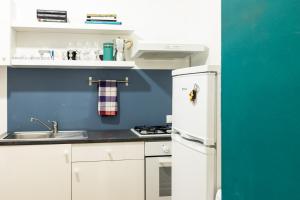 A kitchen or kitchenette at 90100