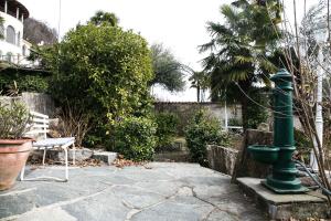 um poste verde no meio de um jardim em Casa Alma Grotto em Brione sopra Minusio