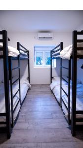 Двухъярусная кровать или двухъярусные кровати в номере Hostel Evropa