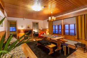 uma sala de estar com um tecto de madeira e uma mesa em Kuukkeli Apartments Saarisatu ja Urupää em Saariselka