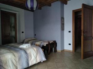 una camera con due letti in una stanza con pareti blu di Ciabot Besimauda a Peveragno