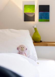Postel nebo postele na pokoji v ubytování einzigartig - Das kleine Hotel im Wasserviertel