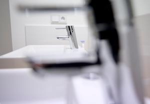 Postel nebo postele na pokoji v ubytování einzigartig - Das kleine Hotel im Wasserviertel
