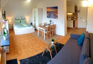 ein Wohnzimmer mit einem Sofa und einem Tisch in der Unterkunft Wohlfühl-Apartment Bad Kissingen IV in Bad Kissingen