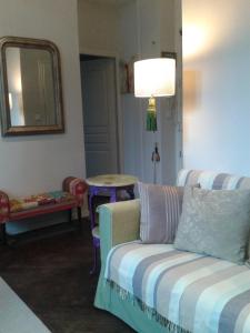 ein Wohnzimmer mit einem Sofa und einem Tisch in der Unterkunft Nizza - Boutique Wohnung - near Hotel Negresco in Nizza