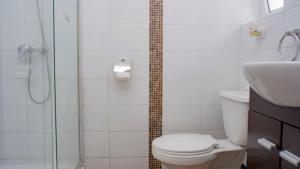 Koupelna v ubytování Riomar Apart Hotel + 15 fotografií