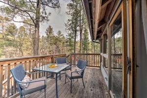 eine Terrasse mit Tisch und Stühlen auf einem Deck in der Unterkunft Central Ruidoso Mountain Home, Steps to Downtown in Ruidoso
