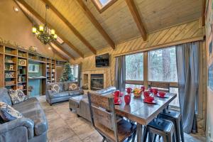 Afbeelding uit fotogalerij van Central Ruidoso Mountain Home, Steps to Downtown in Ruidoso