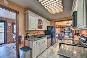 Afbeelding uit fotogalerij van Central Ruidoso Mountain Home, Steps to Downtown in Ruidoso