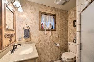 ein Badezimmer mit Waschbecken und Toilette in der Unterkunft Central Ruidoso Mountain Home, Steps to Downtown in Ruidoso + 20 Fotos