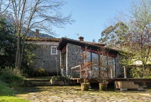 Casa de piedra con porche y patio de piedra en Casa Candela, en Posada