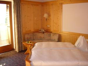 サン・ロレンツォ・ディ・セバートにあるBurgblickのベッドルーム1室(ベッド1台、テーブル、窓付)