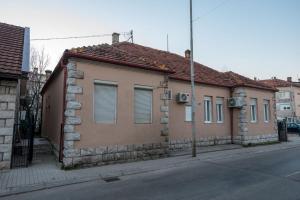 ein Gebäude am Straßenrand in der Unterkunft Hostel Evropa in Nikšić