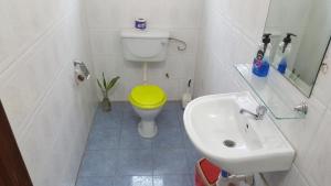 Łazienka z żółtą toaletą i umywalką w obiekcie Wli Water Heights Hotel w mieście Wli Afegame