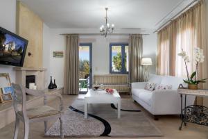 sala de estar con sofá blanco y mesa en Muse Pigi Crete, en Ádhele