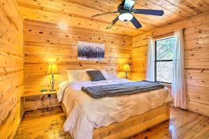 Ένα ή περισσότερα κρεβάτια σε δωμάτιο στο Southern Hills Cabin Near Beavers Bend State Park!