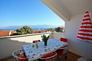 una mesa en un balcón con vistas al océano en Apartments Jakšić - Žile, en Supetar