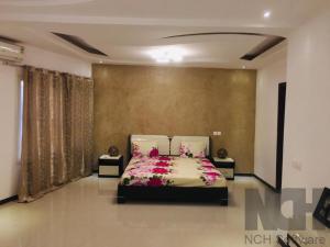 a bedroom with a bed in a room at SALY - Villa Kage 6 chambres -Clim-Wifi-Eau chaude-Billard-Babyfoot-Ping pong-Canal - ELECTRICITE NON COMPRISE in Sali Nianiaral +39 photos