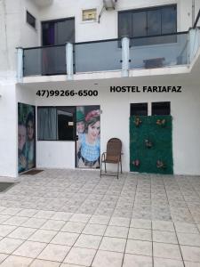 un bâtiment avec un panneau indiquant la ferme hospitalière dans l'établissement Hostel Fariafaz, à Gaspar