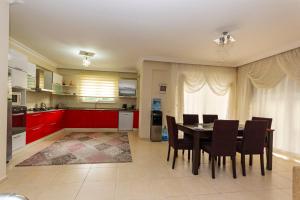 cocina y comedor con mesa y sillas en Paradise Town Villa Alison 100 MBPS free wifi, en Belek