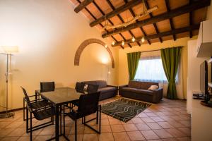ein Wohnzimmer mit einem Tisch und einem Sofa in der Unterkunft Villa-Alta in Imola