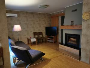 TV a/nebo společenská místnost v ubytování Kaare Guesthouse
