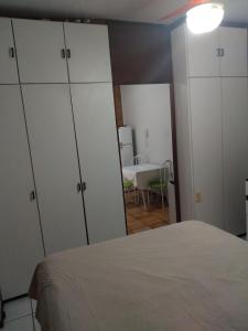 um quarto com armários brancos e um quarto com uma cama em Apto.Centro Floripa 04 em Florianópolis