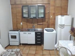 uma pequena cozinha com um lavatório e um frigorífico em Apto.Centro Floripa 04 em Florianópolis