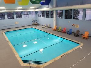 uma piscina num quarto com cadeiras em All Seasons Resort em Kalkaska