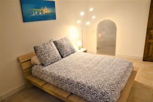 een slaapkamer met een bed met kussens erop bij Casa Mia in Antibes