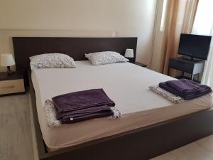 ヴァルナ・シティにあるIvet Apartmentのベッドルーム1室(ベッド1台、タオル2枚付)