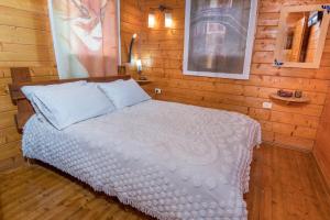 Postel nebo postele na pokoji v ubytování Nof Kinneret Cabins