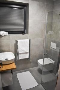 A bathroom at Apartmány Runi