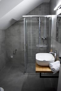A bathroom at Apartmány Runi