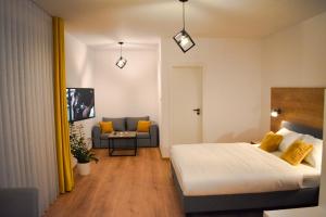 斯塔拉里斯拉的住宿－Apartmány Runi，酒店客房,配有床和沙发