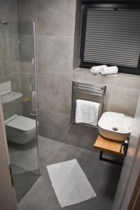 uma casa de banho com um WC e um lavatório em Apartmány Runi em Stará Lesná