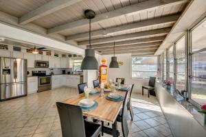 Una cocina y un comedor con mesa y sillas de madera. en BOATERS.HOUSE Cape Coral, Florida, en Cabo Coral