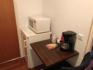 a small room with a table with a microwave on it at Rum nära Gekås in Ullared