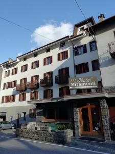 un gran edificio blanco con un cartel que lee el milenio del hotel en Hotel Miramonti, en Chiesa in Valmalenco