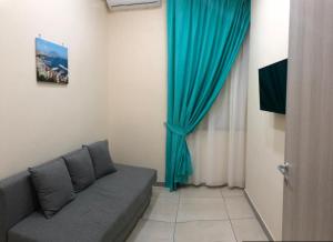 ナポリにあるLuxuryのリビングルーム(ソファ、青いカーテン付)