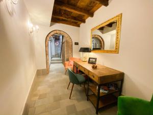 威尼斯的住宿－利哥萊托魅力酒店，一个带书桌和镜子的家庭办公室
