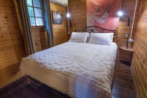 Postel nebo postele na pokoji v ubytování Nof Kinneret Cabins