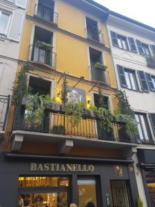 een geel gebouw met potplanten op een balkon bij Philips apartment in Milaan