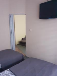 Postel nebo postele na pokoji v ubytování Kołobrzeg-hotel Polonia apartament 207