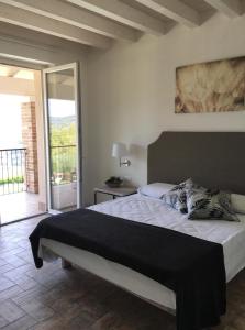 - une chambre avec un grand lit et un balcon dans l'établissement BellaVista Relax - Adults Only, à Costermano