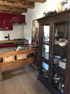 une cuisine avec une armoire remplie de vaisselle dans l'établissement house of hearts - CIR10, à La Thuile