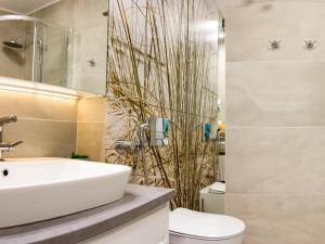 łazienka z umywalką i toaletą w obiekcie Apartament FALA-Miodowy Dom w Kołobrzegu