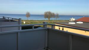 vistas al océano desde el balcón de un edificio en Ferienwohnung Meeresblick, en Zierow