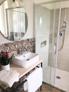 ein Bad mit einem Waschbecken und einer Dusche in der Unterkunft BellaVista Relax - Adults Only in Costermano sul Garda