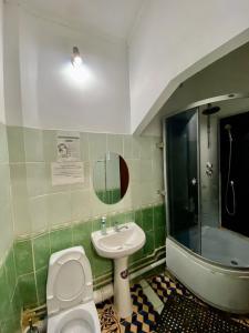 Koupelna v ubytování Esentai Hostel